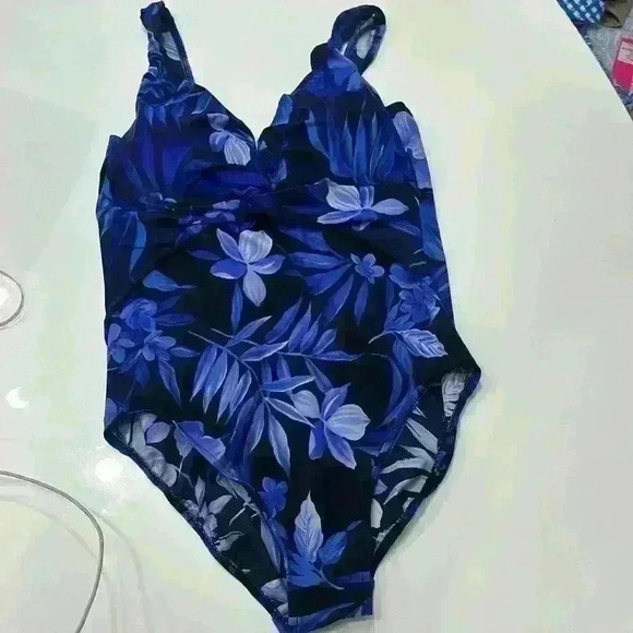 Miraclesuit Size 16 Navy Light Blue Floral EUC Item# P - Picture 1 of 8